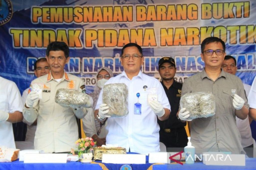 BNNP Kalimantan Barat memusnahkan narkotika jenis methamphetamine